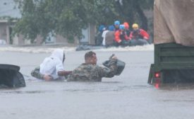 国家卫兵救出洪水的人