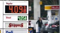 加油站标志显示，红色数字的常规气体价格为4.09美元。