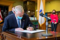 马萨诸塞州州长查理·贝克（Charlie Baker）签署了具有里程碑意义的气候法案