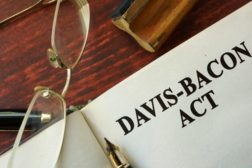 《戴维斯培根法》建立了盛行的工资法