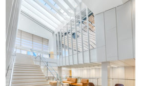 吉鲁玻璃的工作在加州大学洛杉矶分校的安德森马里昂大厅(上图)获得一位加州最好的高等教育项目奖;新利luck照片由布莱恩·Peregrina吉鲁玻璃。