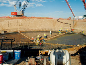 在耗资6000万美元的Casa Grande水回收设施的第三阶段建设中，工作人员为净化器地板浇筑混凝土。照片由Carollo Engineers提供
