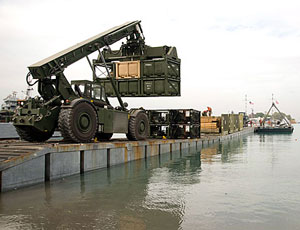 美国海军陆战队和第八工程师支持营卸载物资从军事海运司令部浮动铜锣卸载海上前线船在港太子港,海地,1月26日。